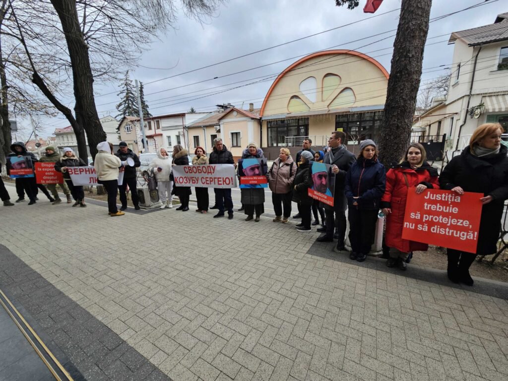 „Justiția trebuie să protejeze, nu să distrugă”. Protest la CSJ în sprijinul medicului Sergiu Cozub