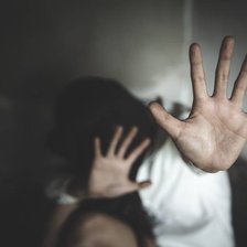 Ar fi exploatat sexual o minoră. Doi bărbați, condamnați la 16 și 18 ani de închisoare