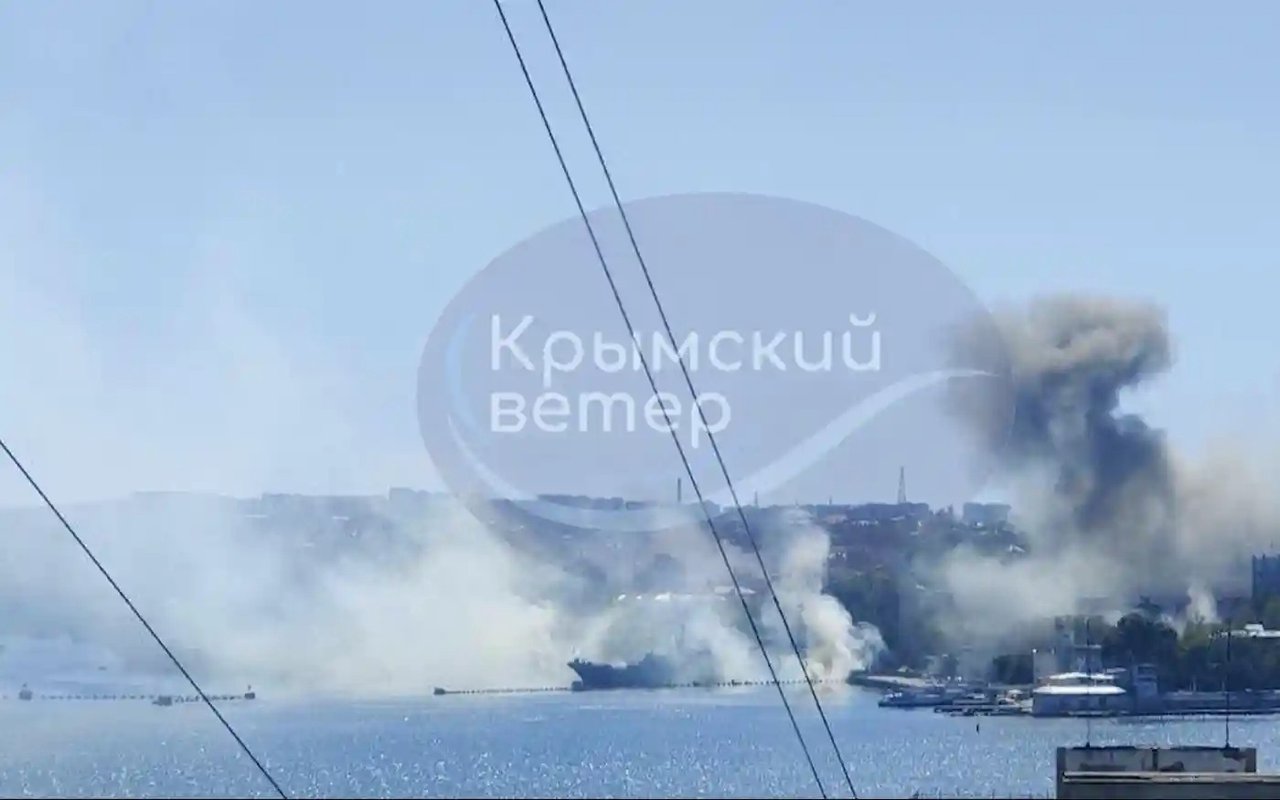 ACTUAL // Sediul flotei ruse din Sevastopol a fost lovit de ucraineni în plină zi. Cel puțin un militar rus ar fi decedat