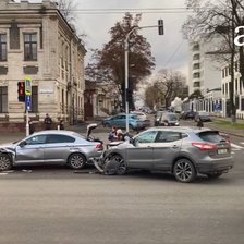 Accident în capitală: Două automobile au fost implicate într-o coliziune pe bulevardul Ștefan cel Mare (VIDEO)