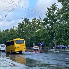Ploi torențiale peste Chișinău. Străzile au fost acoperite de apă, iar traficul a fost serios afectat (FOTO, VIDEO)