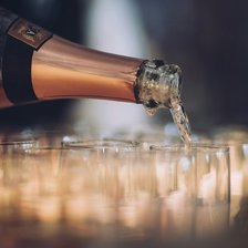 Vinificator francez, acuzat de producerea și vânzarea de șampanie falsă, riscă patru ani de închisoare

