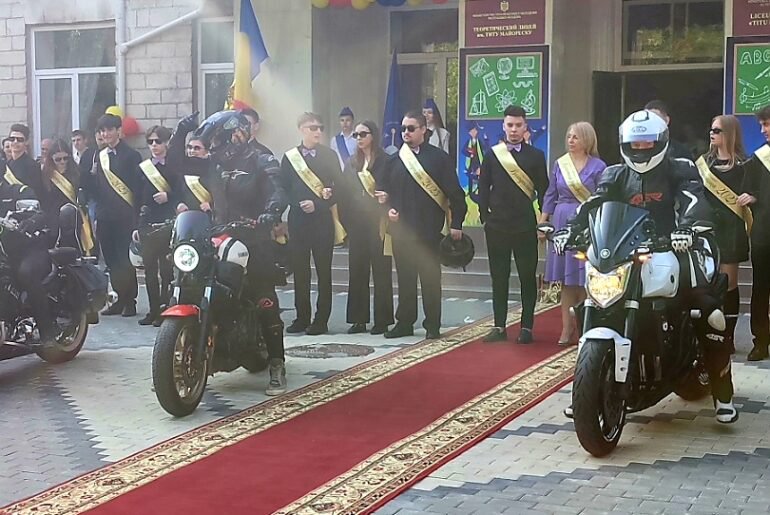 La „Ultimul sunet” pe motociclete. Cum au marcat absolvirea clasei a XII-a elevele de la Liceul „Titu Maiorescu” din Chișinău (VIDEO)