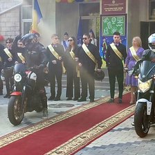 La „Ultimul sunet” pe motociclete. Cum au marcat absolvirea clasei a XII-a elevele de la Liceul „Titu Maiorescu” din Chișinău (VIDEO)