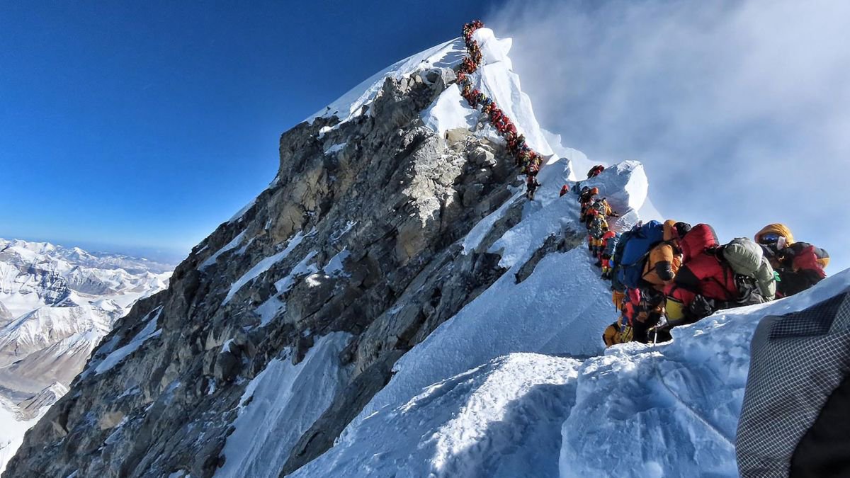 Se împlinesc 70 de ani de la prima ascensiune pe Everest. Câți oameni au ajuns acolo de atunci?