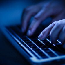 Ar fi descărcat 300 de poze cu pornografie infantilă: Un bărbat riscă până la trei ani de închisoare