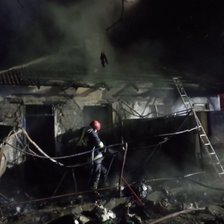 Bălți: O casă, cuprinsă de flăcări în ajunul Crăciunului. O persoană a decedat, iar altele trei au supraviețuit incendiului 