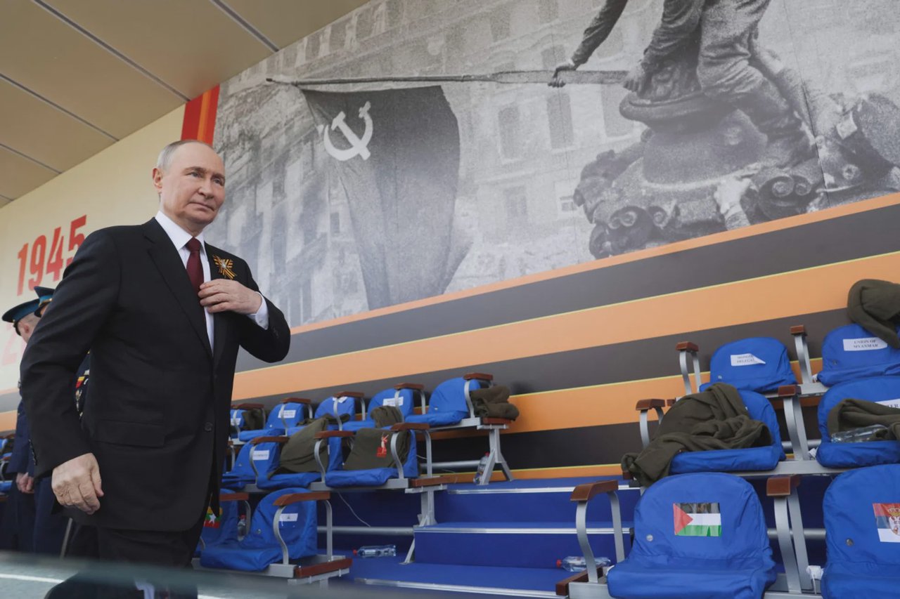 Volum propagandistic semnat de Putin și membri ai Consiliului rus de Securitate, cu ocazia marcării a 80 de ani de la victoria asupra Germaniei naziste