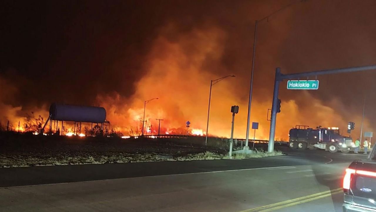 „Este apocaliptic”: Locuitorii unei insule din arhipelagul Hawaii au ajuns să se arunce în ocean pentru a scăpa de incendiile de vegetație (VIDEO)