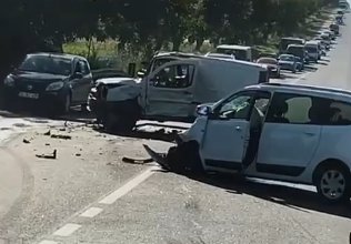 Chișinău: Un automobil s-a inversat, iar trei persoane au fost transportate la spital (VIDEO)