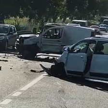 Chișinău: Un automobil s-a inversat, iar trei persoane au fost transportate la spital (VIDEO)