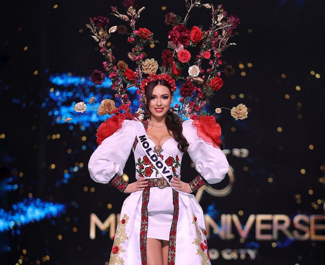 Miss Univers 2024: Concurenta din Moldova a purtat o ținută cu trandafiri și portretul lui Ștefan cel Mare (FOTO)