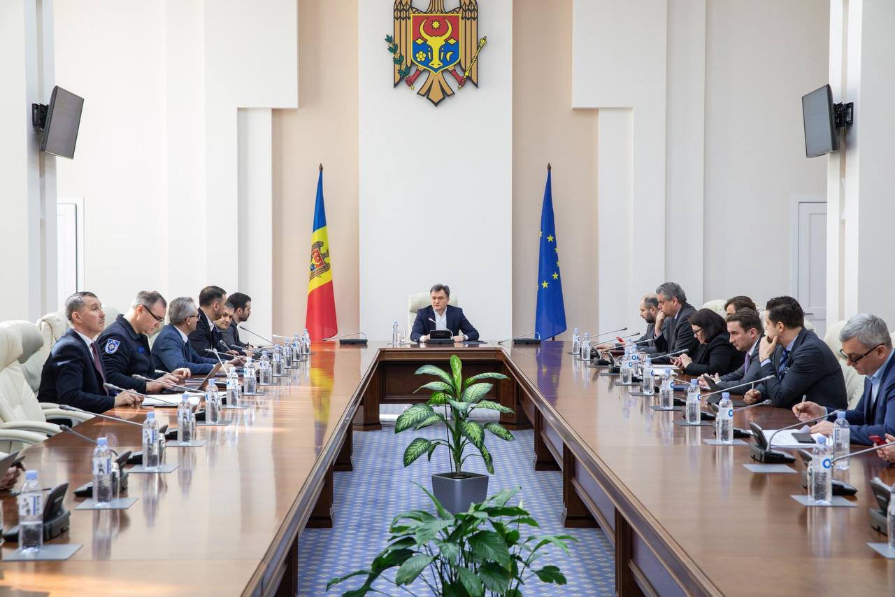 Vestele antiglonț, uniformele militare și stații radio portabile, interzise participanților la mitinguri și întruniri în masă. Măsuri de securitate, aprobate de CSE