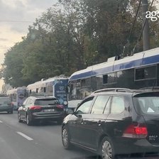 Scurtcircuit în zona bd. Renașterii Naționale: Troleibuzele întârzie cu până la 30 de minute (VIDEO)