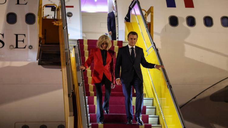 Emmanuel Macron, pălmuit de soția sa? Palatul Élysée vorbește despre „un moment de complicitate” (VIDEO)