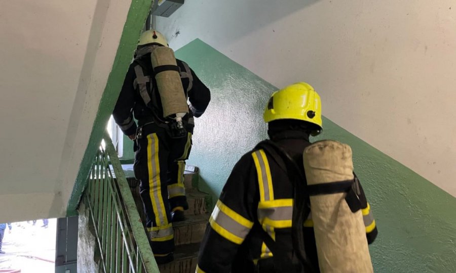13 persoane, evacuate în plină noapte din cauza unui incendiu produs într-un bloc cu două etaje