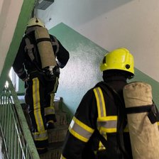 13 persoane, evacuate în plină noapte din cauza unui incendiu produs într-un bloc cu două etaje
