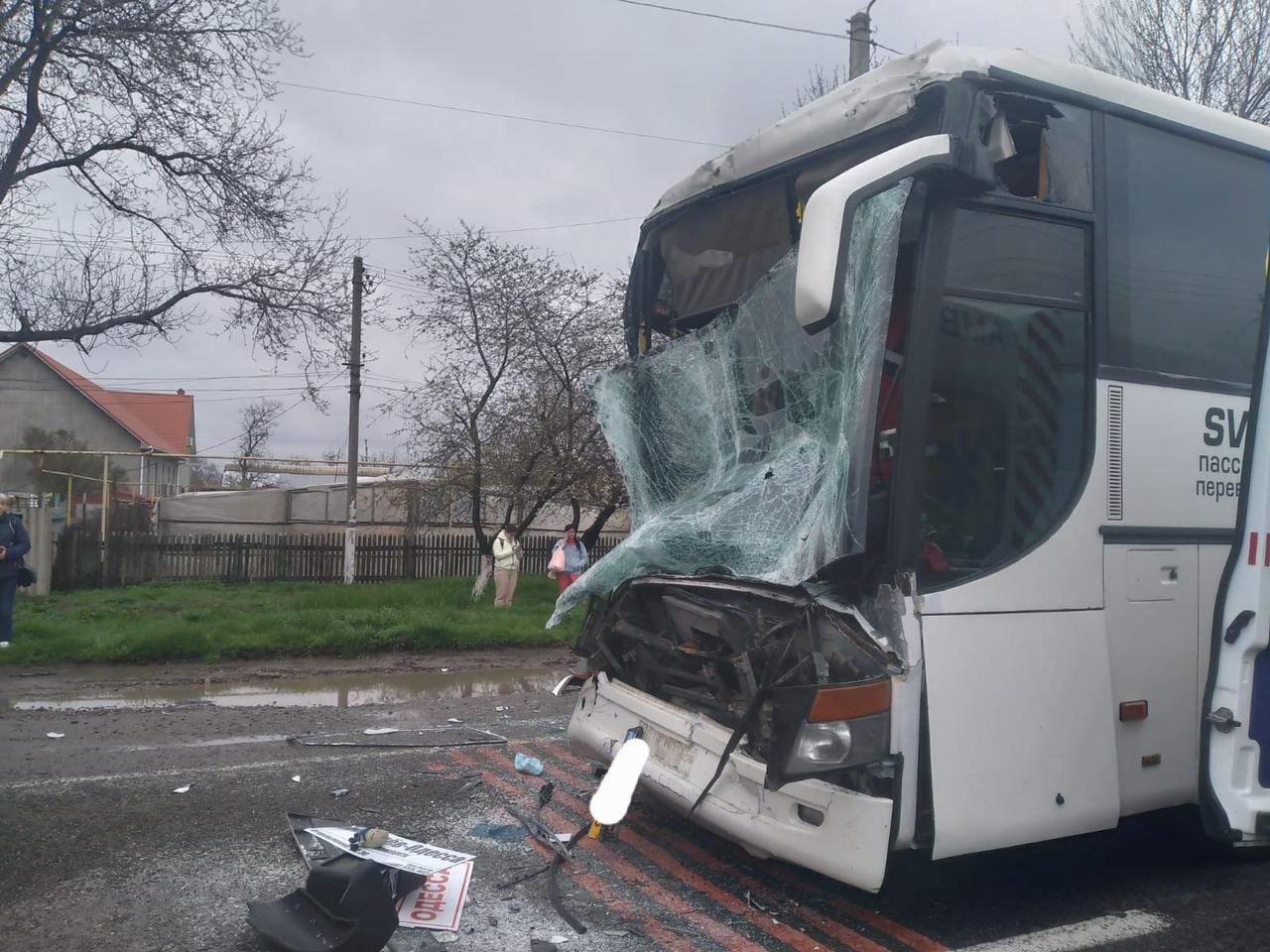 Accident rutier la hotarul moldo-ucrainean: Autocarul de pe ruta Odessa-Chișinău, grav avariat (FOTO)