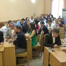 La ședința CMC, ca în gimnaziu. Un consilier municipal, surprins cum lipește guma de mestecat sub masă (FOCUS)