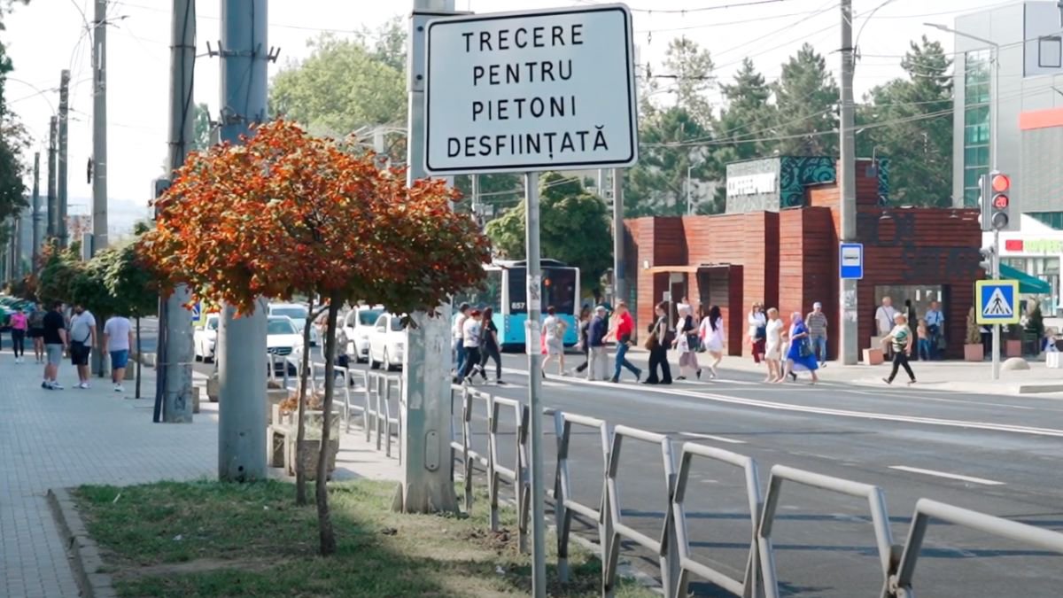 Unii pietoni traversează neregulamentar strada Kiev, deși sunt la câțiva metri de noua trecere securizată (VIDEO)