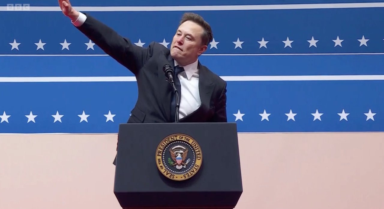Musk surprinde cu un gest, asociat de public cu un salut nazist. Reacția omului de afaceri (VIDEO)