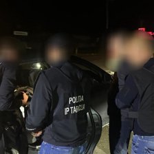 Mașină ticsită cu droguri în valoare de 10 milioane de lei. Doi bănuiți, plasați în arest preventiv (VIDEO)