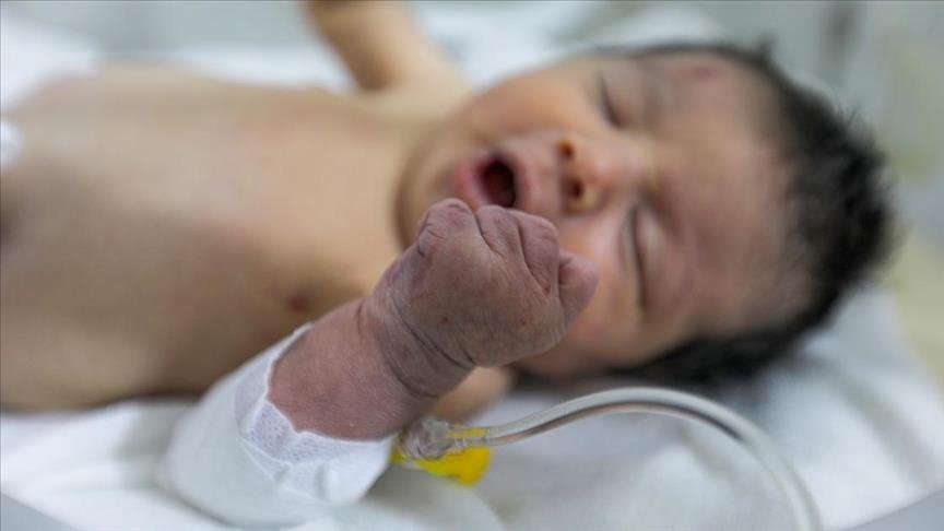 Fetiţa născută printre dărâmături în Siria a primit numele Aya, care înseamnă „miracol”