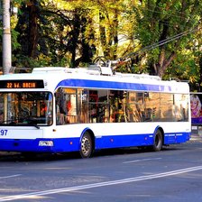 Transport public sau pericol public? O mamă cu copil în brațe, prinsă între ușile unui troleibuz RTEC