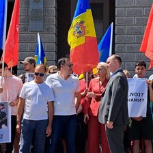 Zeci de persoane, adunate de PSRM la un protest în fața MAI: „Poliția e cu noi” (VIDEO)