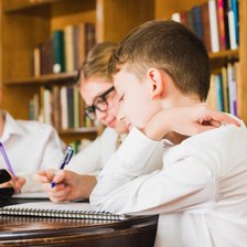 Start proiectelor pilor te învățare multilingvă. Școlile interesate pot aplica dosare de participare