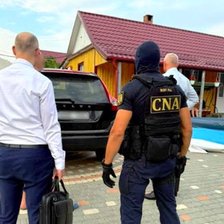 Mită de jumătate de milion de lei. Patru persoane, inclusiv un avocat și un procuror, au fost reținute