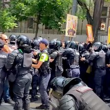Proces penal pe numele bărbatului care a forțat cordonul carabinierilor cu un copil în brațe, la contramanifestația Pride 
