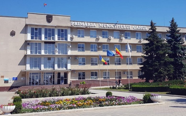 Suspiciuni de abuz de putere și favorizarea unor agenți economici. Ofițerii CNA au efectuat percheziții la Primăria Cahul