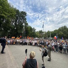 Minori, prezenți la protestul organizat de partidul lui Vasile Tarlev. Avocatul Poporului: „Imaginea copiilor nu trebuie folosită în scop de agitație electorală” (VIDEO)