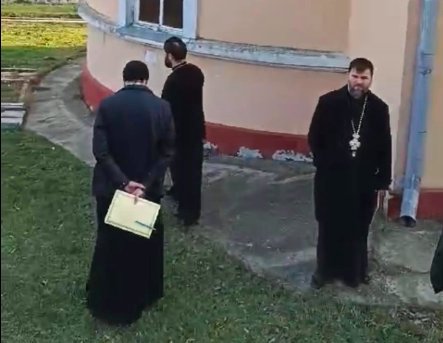 Ceartă la ușa bisericii: Un preot se plânge pe un alt preot la Procuratură