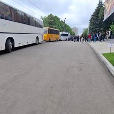 Ministrul Educației neagă acuzațiile AUR privind folosirea autobuzelor școlare în scop electoral: Sunt vizite la universități