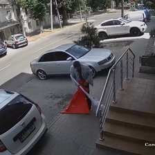 Un necunoscut a dat jos steagurile de pe fațada sediului partidului „Congresul Civic”