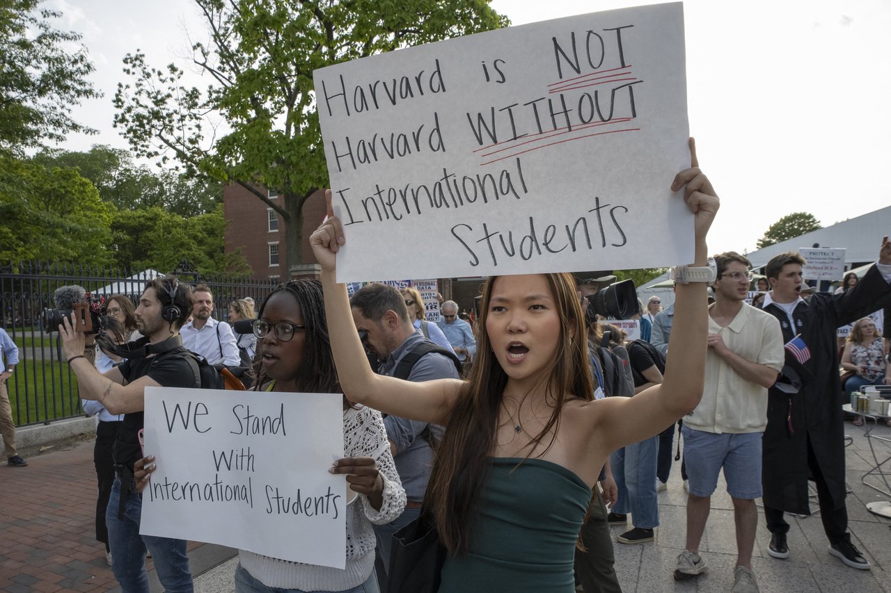 Administrația Trump suspendă interviurile pentru vizele de student și ia în calcul extinderea verificării rețelelor sociale