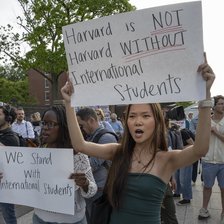 Administrația Trump suspendă interviurile pentru vizele de student și ia în calcul extinderea verificării rețelelor sociale