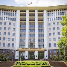 CEC a publicat lista partidelor care vor putea participa la parlamentare. Solicitările altor 14 formațiuni încă se examinează