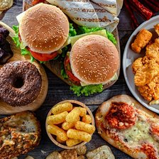 UE vrea să taxeze alimentele nesănătoase și băuturile alcoolice dulci până în 2026