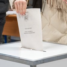 Prag depășit: La secțiile de vot deschise în R. Moldova, peste 151 de alegători au votat viitorul președinte 