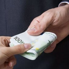Corupția de la vamă? O rudă a șefului arestat al Biroului Vamal Centru, reținută. CNA: „Ar fi avut rolul de intermediar”
