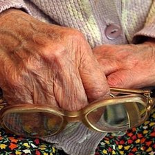Peste 40% dintre vârstnicii din Moldova trăiesc în sărăcie absolută. Jumătate nu-și permit medicamentele necesare