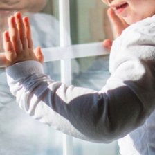 Sectorul Botanica: Un copil de doi ani a ajuns în spital după ce a căzut de la înălțime