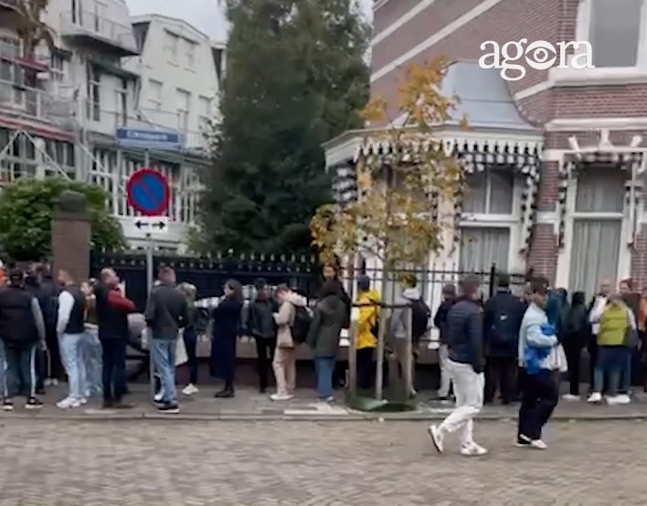 LIVE din Haga: Rânduri din zeci de alegători și atmosferă patriotică: „Noi suntem moldoveni, noi mereu suntem veseli” (VIDEO)