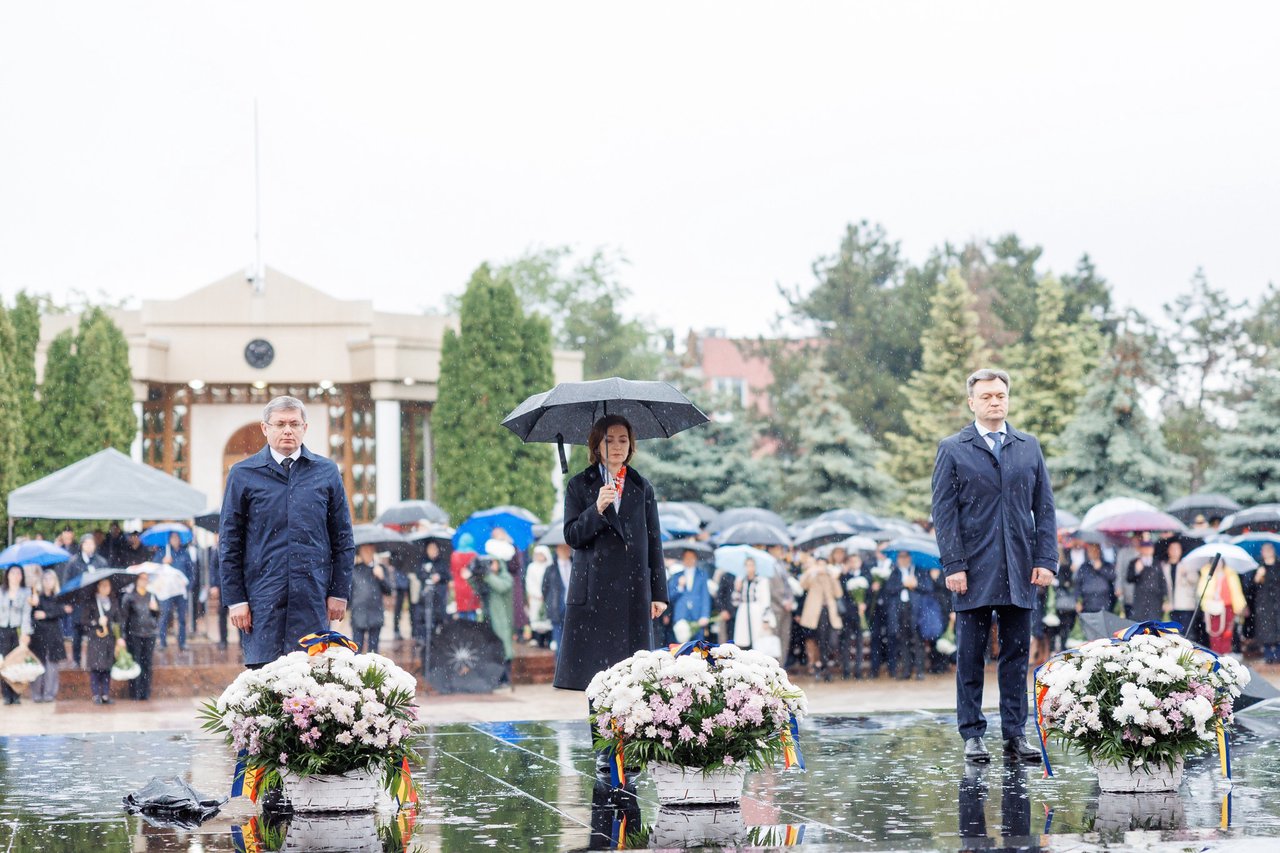 „Datoria noastră e să păstrăm pacea și să onorăm eroismul”. Oficialii moldoveni și europeni au comemorat victimele celui de-al Doilea Război Mondial (FOTO)