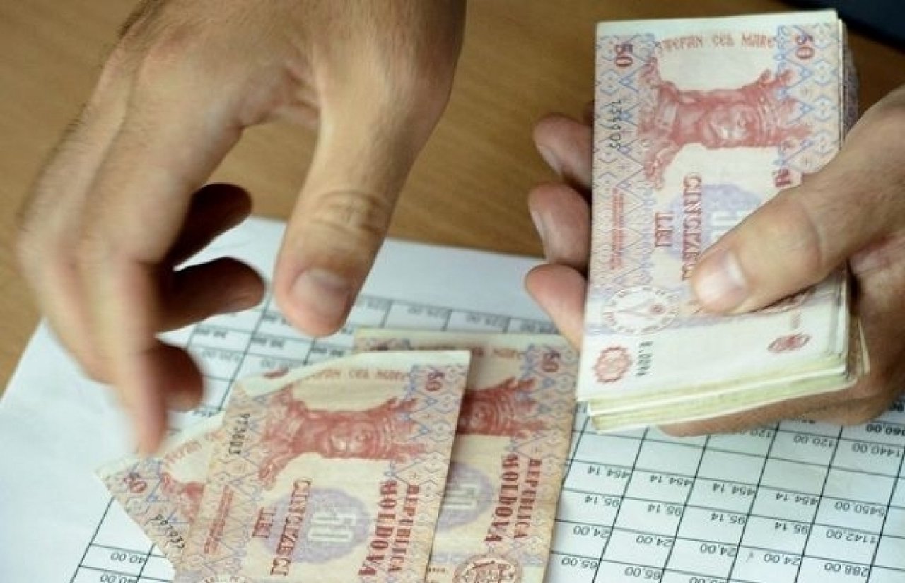 Funcționarii publici vor beneficia de plăți adiționale lunare în valoare de 50% din salariul de bază