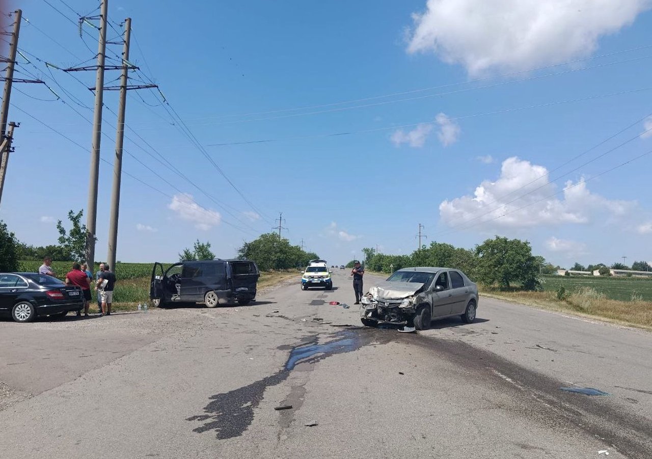 Accident rutier în Florești. Două persoane au fost transportate la spital (FOTO)