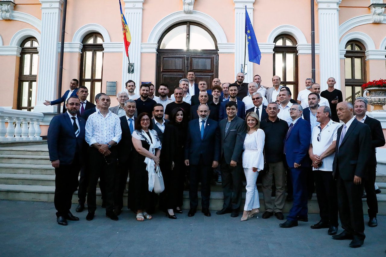 Întrunire la Conacul Manuc-Bey: Premierul Nikol Pașinian, la întâlnire cu comunitatea de armeni 